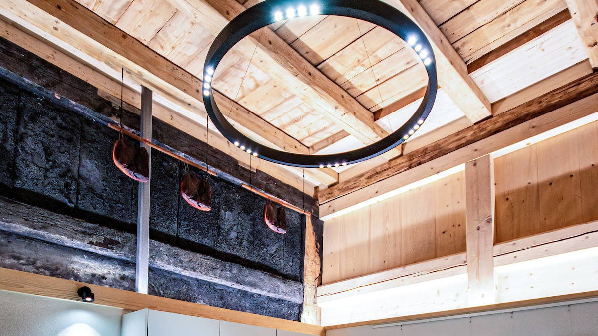 Rauchküche mit historischer Rußwand