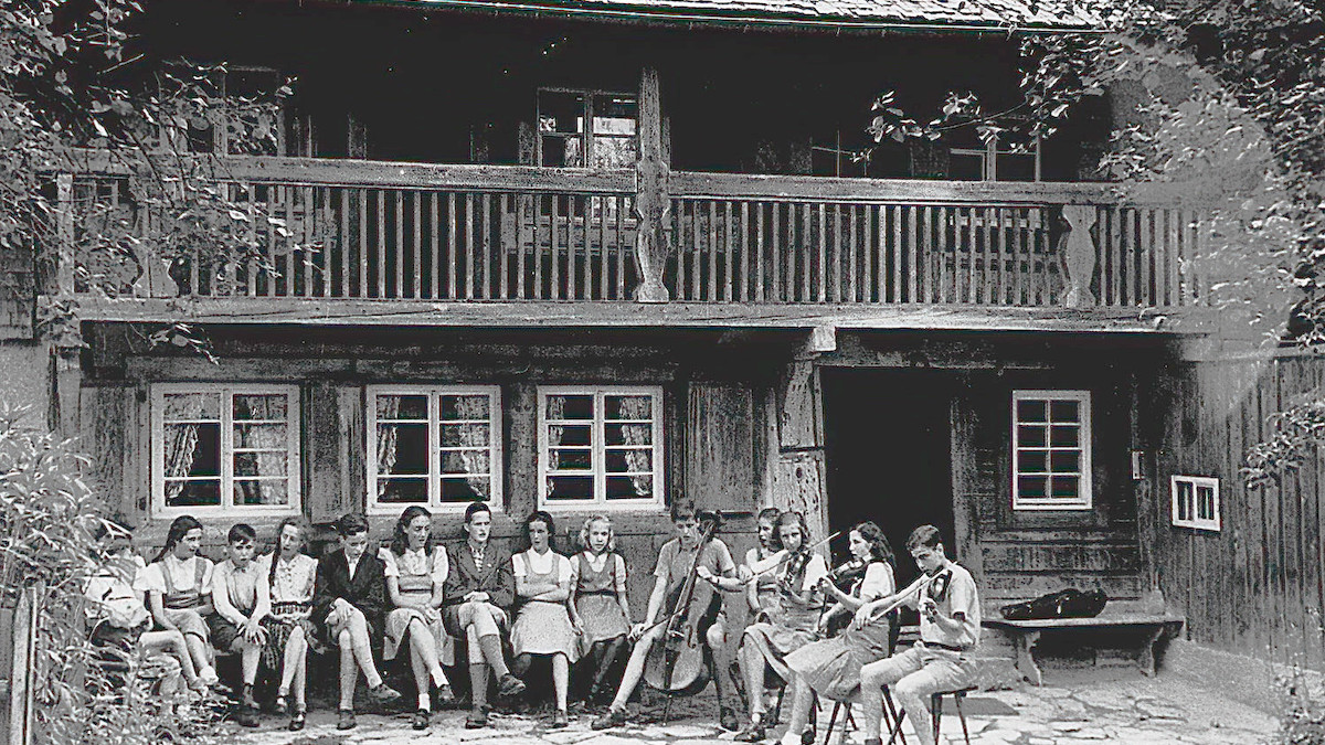 Musizieren vor dem Altbirkle in den 1940er Jahren